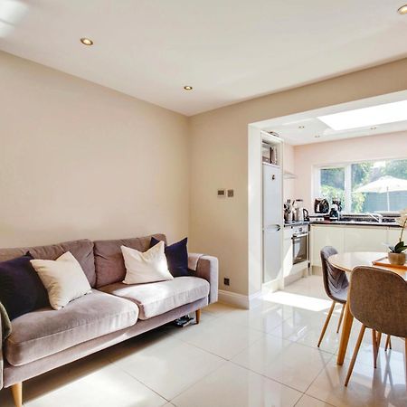 Lovely 2 Bedroom Ground Floor Flat With Garden. Londra Esterno foto