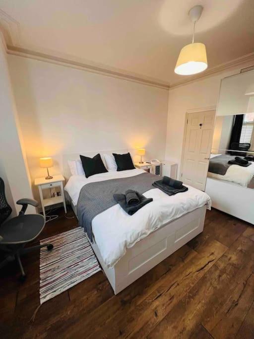 Lovely 2 Bedroom Ground Floor Flat With Garden. Londra Esterno foto