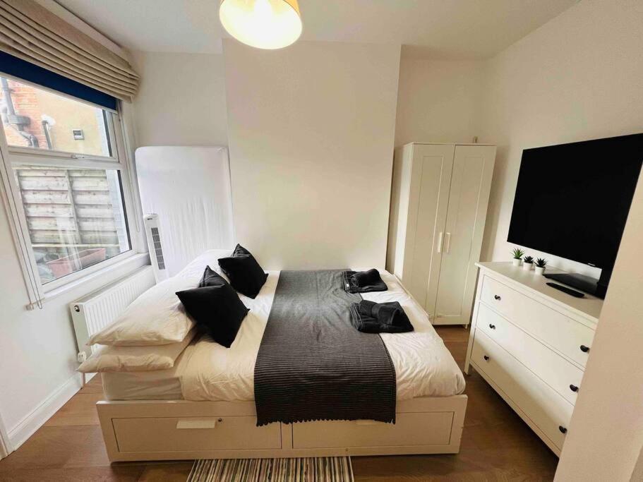 Lovely 2 Bedroom Ground Floor Flat With Garden. Londra Esterno foto