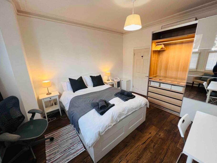 Lovely 2 Bedroom Ground Floor Flat With Garden. Londra Esterno foto
