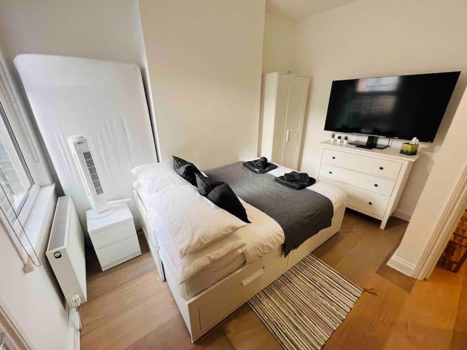 Lovely 2 Bedroom Ground Floor Flat With Garden. Londra Esterno foto