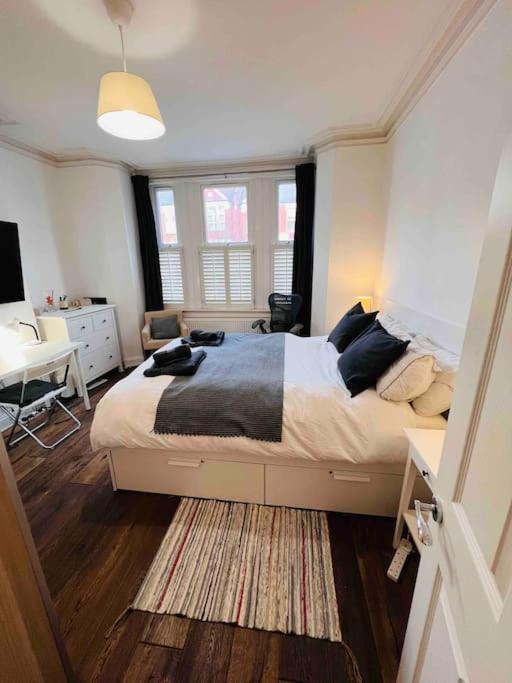 Lovely 2 Bedroom Ground Floor Flat With Garden. Londra Esterno foto