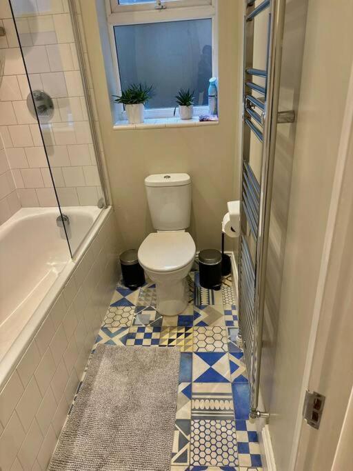 Lovely 2 Bedroom Ground Floor Flat With Garden. Londra Esterno foto