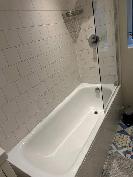 Lovely 2 Bedroom Ground Floor Flat With Garden. Londra Esterno foto