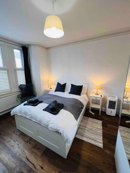 Lovely 2 Bedroom Ground Floor Flat With Garden. Londra Esterno foto