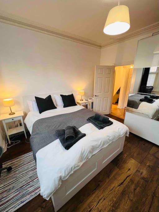Lovely 2 Bedroom Ground Floor Flat With Garden. Londra Esterno foto