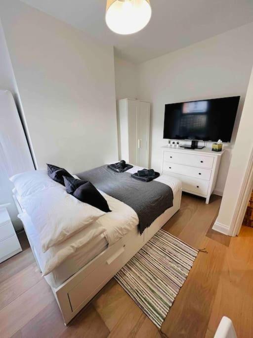 Lovely 2 Bedroom Ground Floor Flat With Garden. Londra Esterno foto
