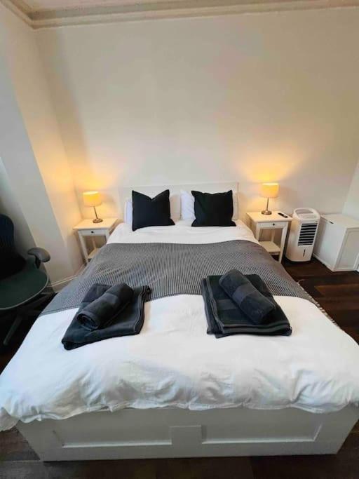 Lovely 2 Bedroom Ground Floor Flat With Garden. Londra Esterno foto