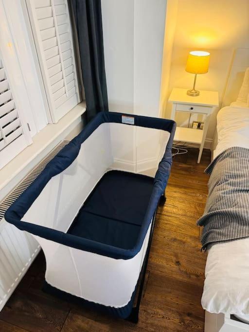 Lovely 2 Bedroom Ground Floor Flat With Garden. Londra Esterno foto