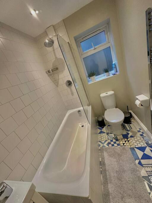 Lovely 2 Bedroom Ground Floor Flat With Garden. Londra Esterno foto