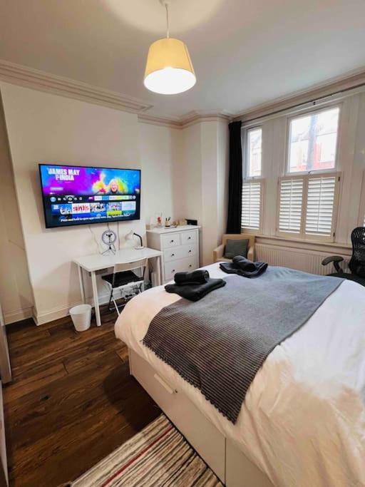 Lovely 2 Bedroom Ground Floor Flat With Garden. Londra Esterno foto