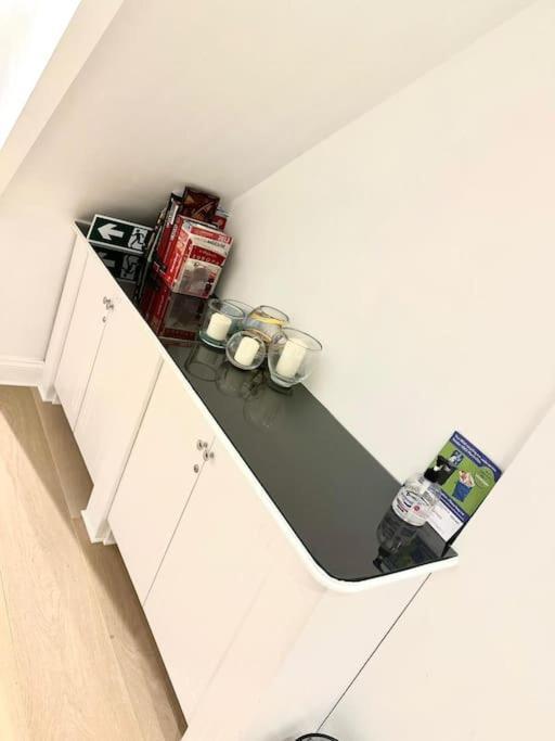 Lovely 2 Bedroom Ground Floor Flat With Garden. Londra Esterno foto