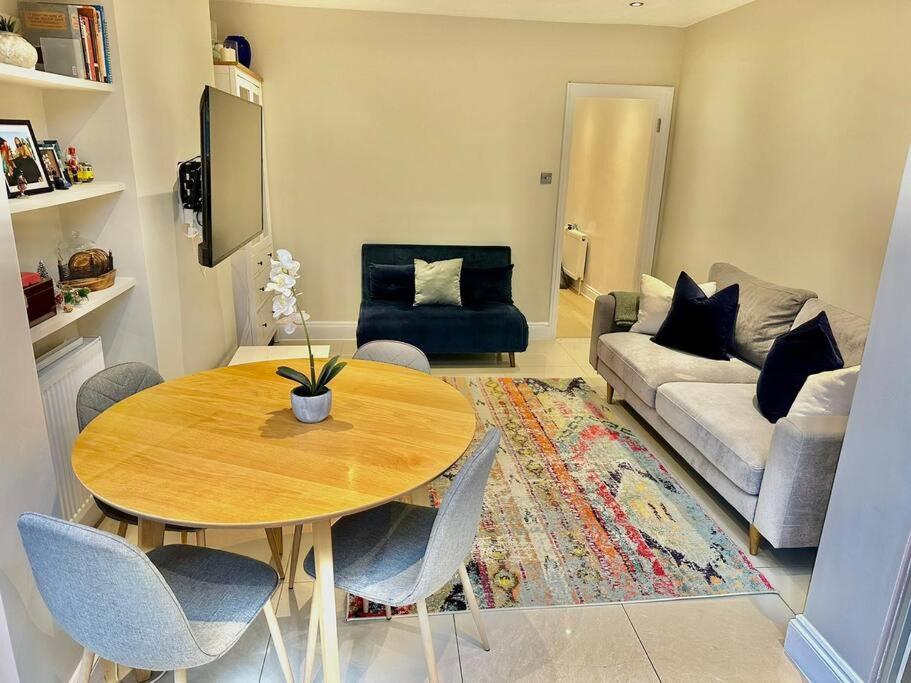 Lovely 2 Bedroom Ground Floor Flat With Garden. Londra Esterno foto