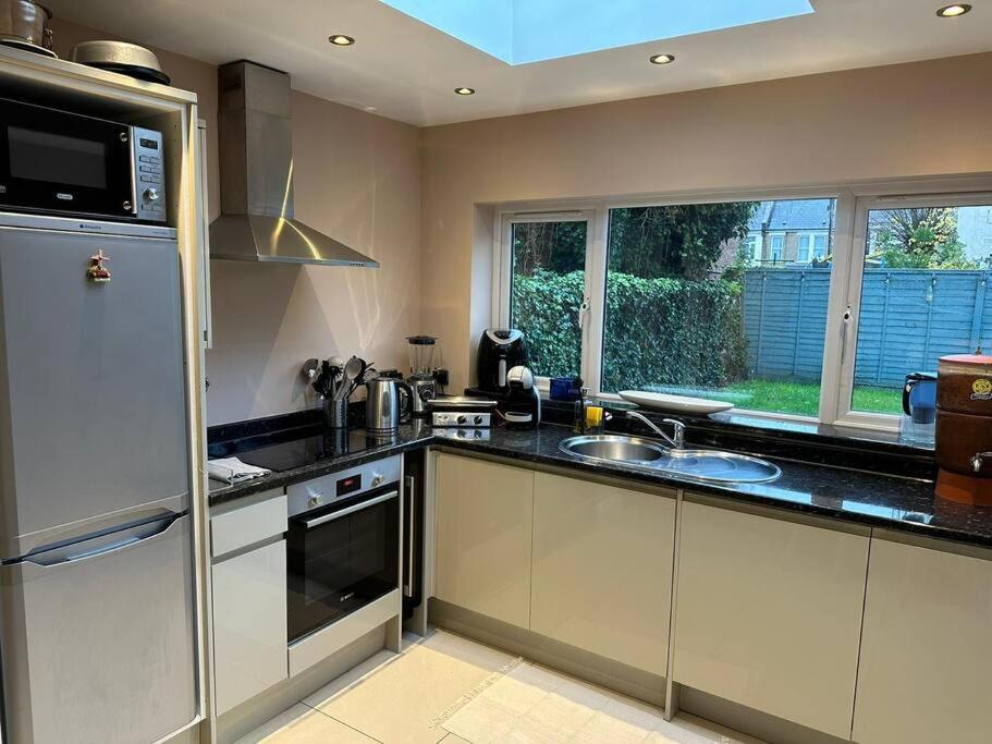 Lovely 2 Bedroom Ground Floor Flat With Garden. Londra Esterno foto
