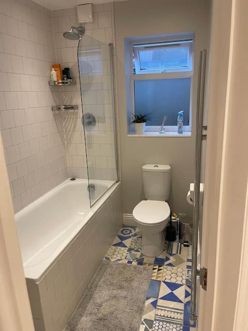 Lovely 2 Bedroom Ground Floor Flat With Garden. Londra Esterno foto