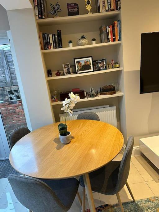 Lovely 2 Bedroom Ground Floor Flat With Garden. Londra Esterno foto