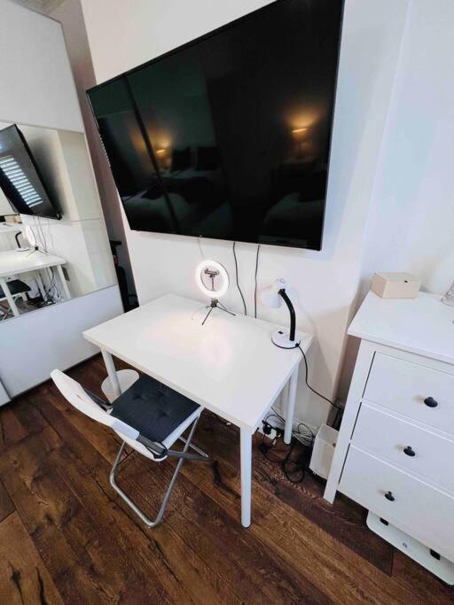 Lovely 2 Bedroom Ground Floor Flat With Garden. Londra Esterno foto