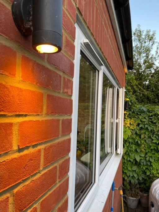 Lovely 2 Bedroom Ground Floor Flat With Garden. Londra Esterno foto