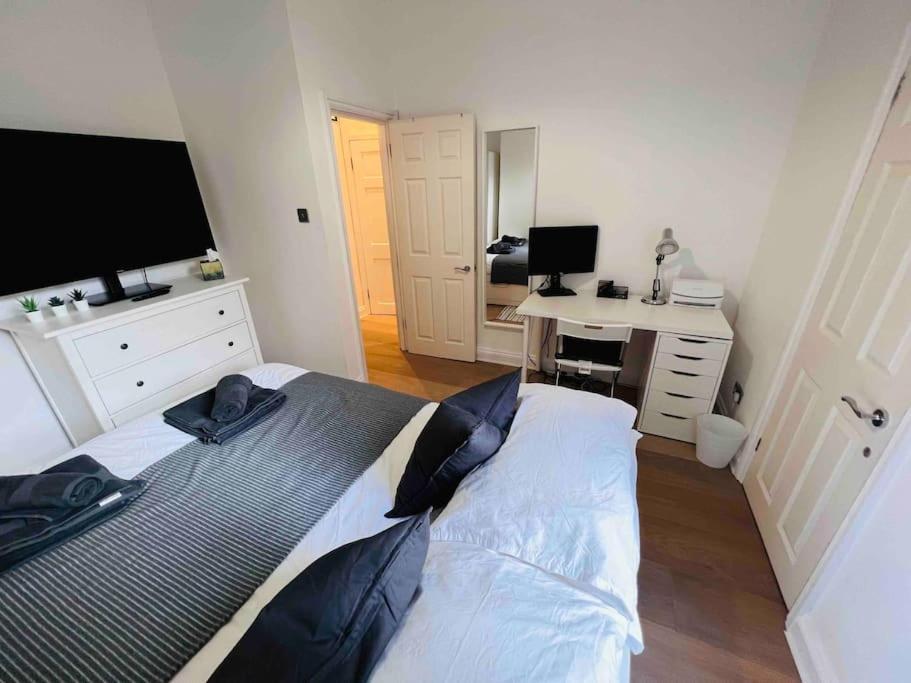 Lovely 2 Bedroom Ground Floor Flat With Garden. Londra Esterno foto