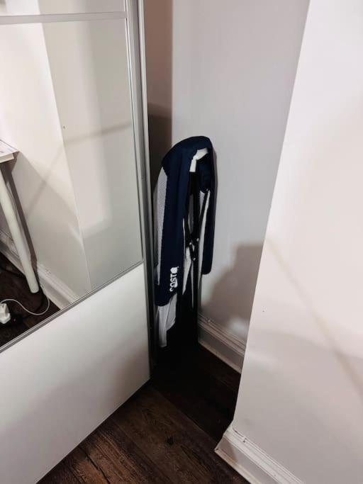 Lovely 2 Bedroom Ground Floor Flat With Garden. Londra Esterno foto