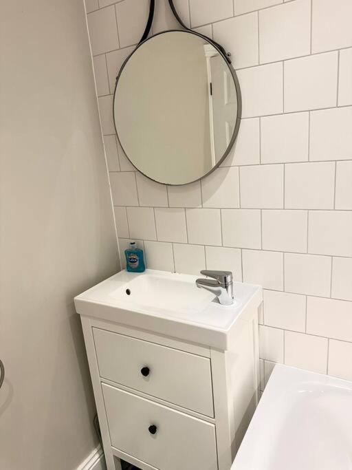 Lovely 2 Bedroom Ground Floor Flat With Garden. Londra Esterno foto