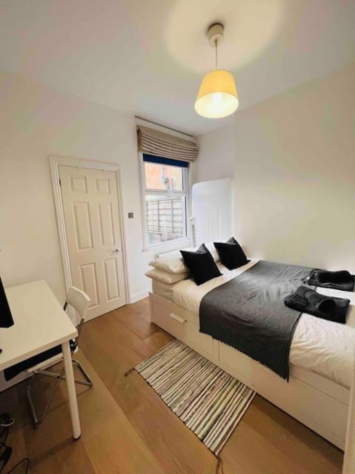 Lovely 2 Bedroom Ground Floor Flat With Garden. Londra Esterno foto