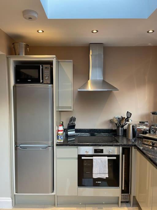 Lovely 2 Bedroom Ground Floor Flat With Garden. Londra Esterno foto