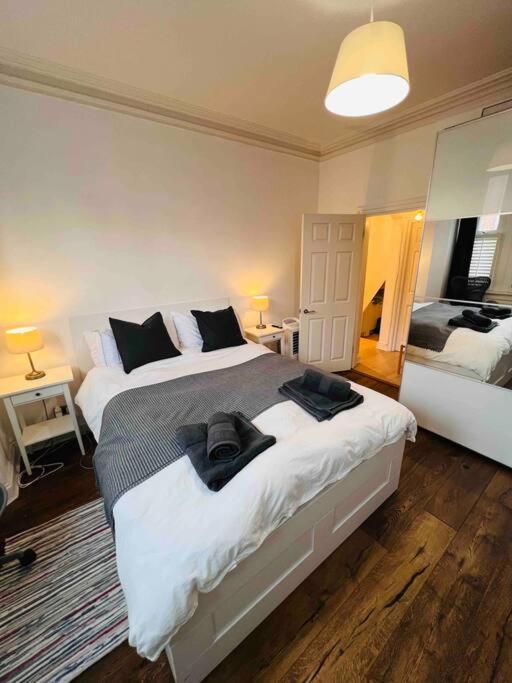 Lovely 2 Bedroom Ground Floor Flat With Garden. Londra Esterno foto