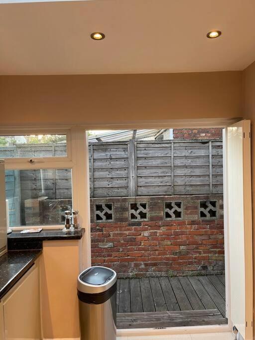 Lovely 2 Bedroom Ground Floor Flat With Garden. Londra Esterno foto