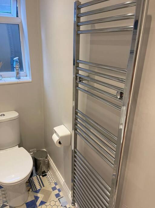 Lovely 2 Bedroom Ground Floor Flat With Garden. Londra Esterno foto