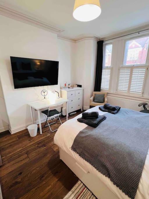 Lovely 2 Bedroom Ground Floor Flat With Garden. Londra Esterno foto