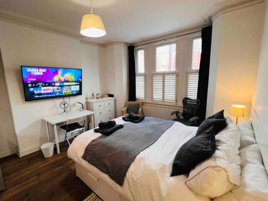 Lovely 2 Bedroom Ground Floor Flat With Garden. Londra Esterno foto