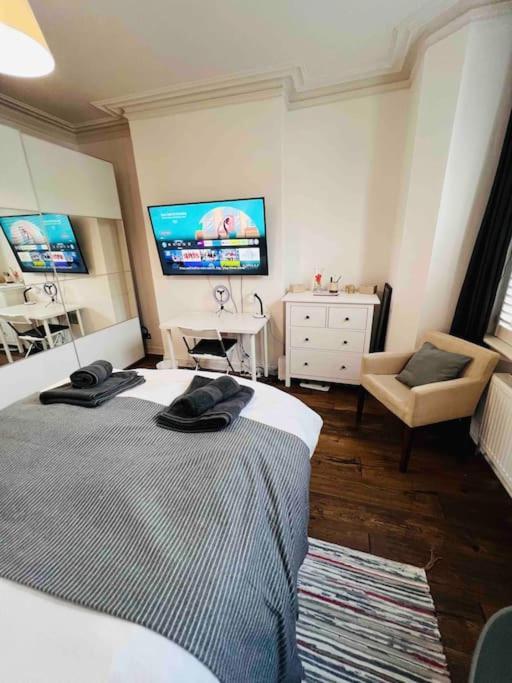 Lovely 2 Bedroom Ground Floor Flat With Garden. Londra Esterno foto