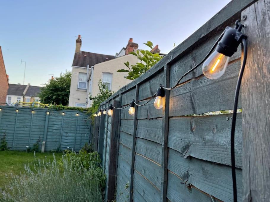 Lovely 2 Bedroom Ground Floor Flat With Garden. Londra Esterno foto
