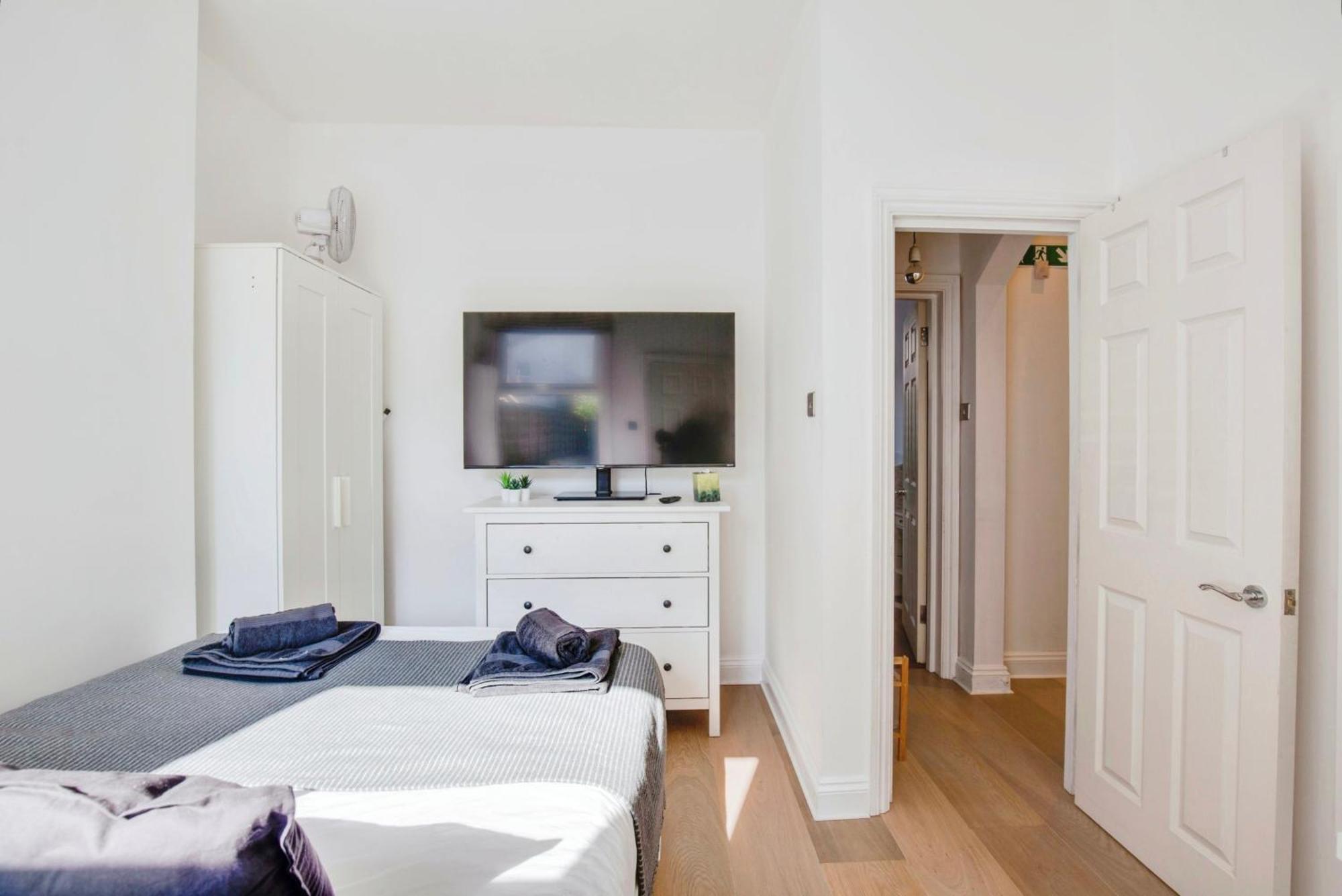 Lovely 2 Bedroom Ground Floor Flat With Garden. Londra Esterno foto