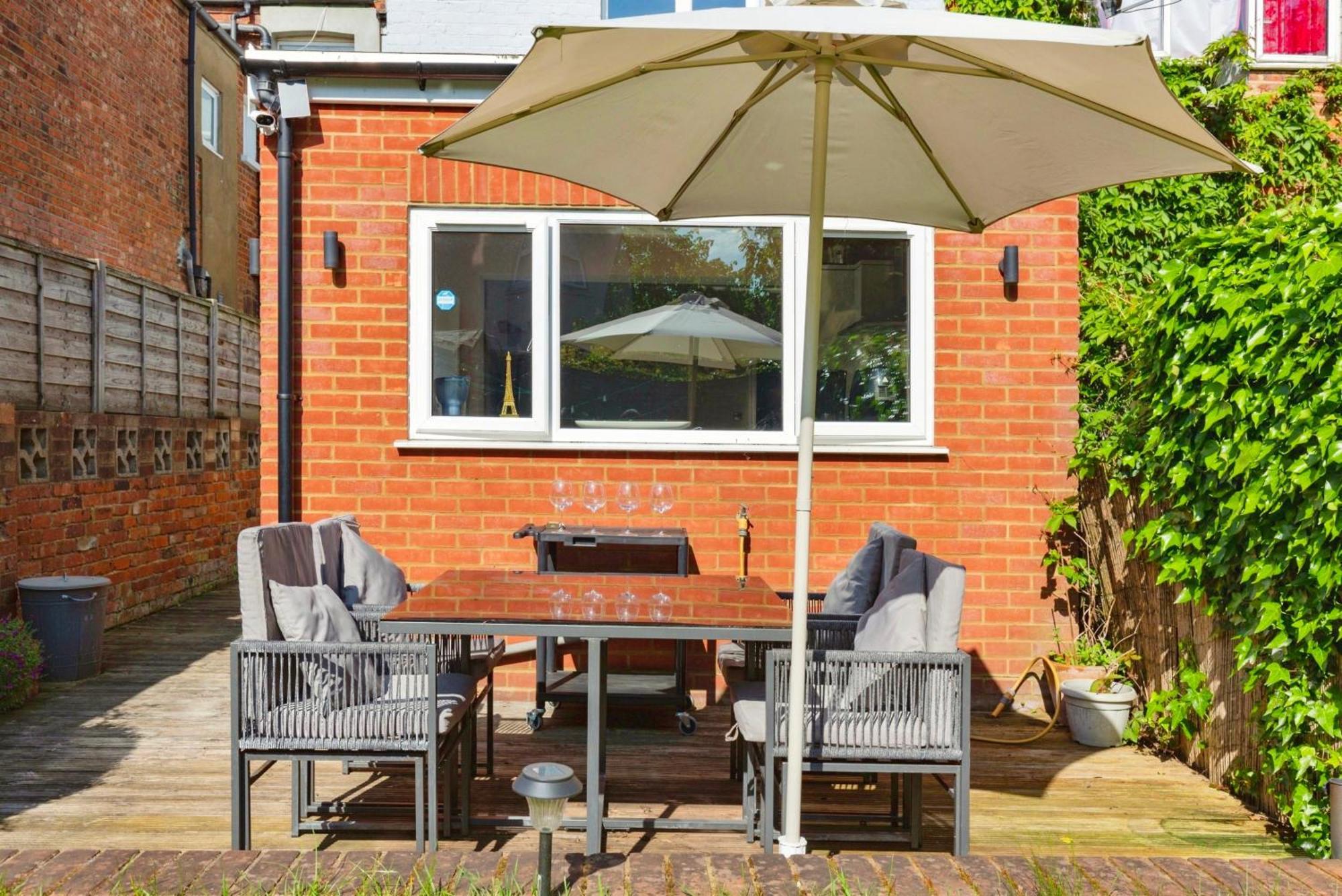 Lovely 2 Bedroom Ground Floor Flat With Garden. Londra Esterno foto